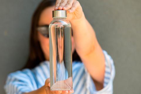 ¿cuántas botellas de agua equivale a 8 vasos de agua?
