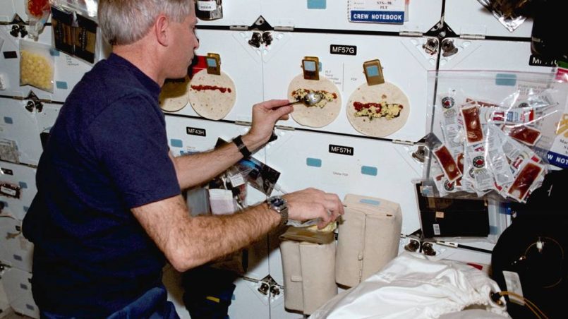 ¿qué comen los astronautas en el desayuno?